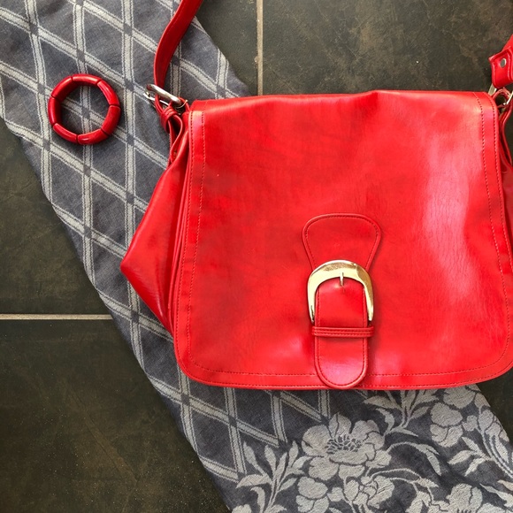 ✨3/$30 Chunky red bracelet - Picture 5 of 5